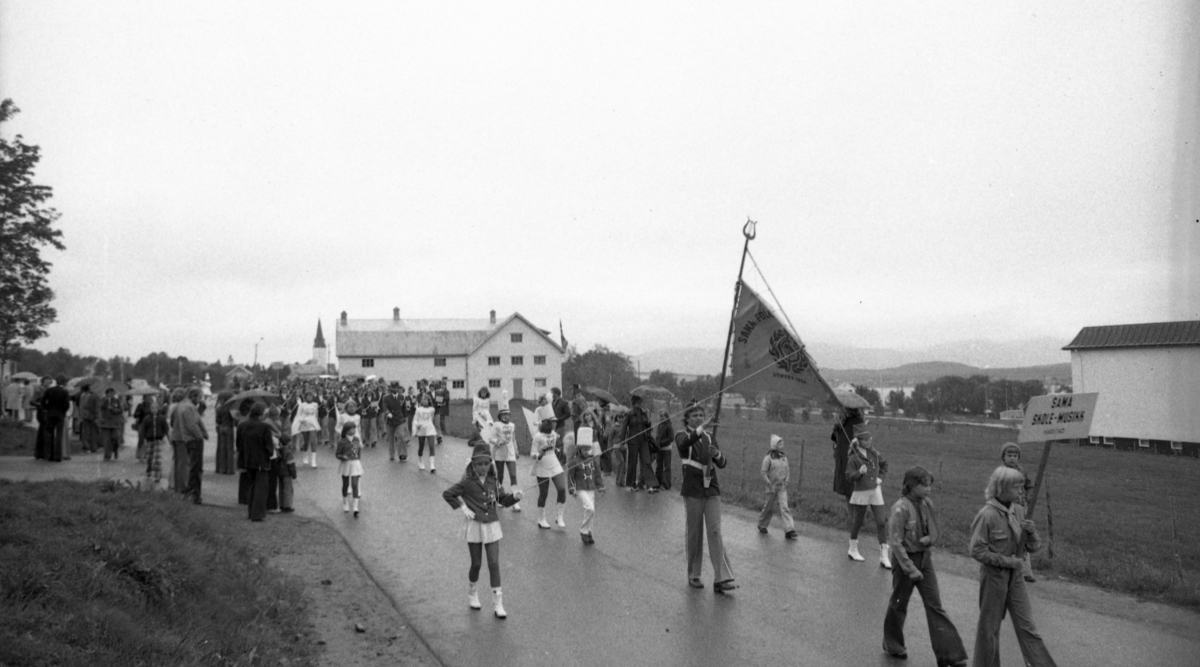 Sør-Troms og Vesterålens 19. skolemusikkstevne på Sortland 12. og 13 juni. 1976. Parkveien ved Sortland videregående skole.