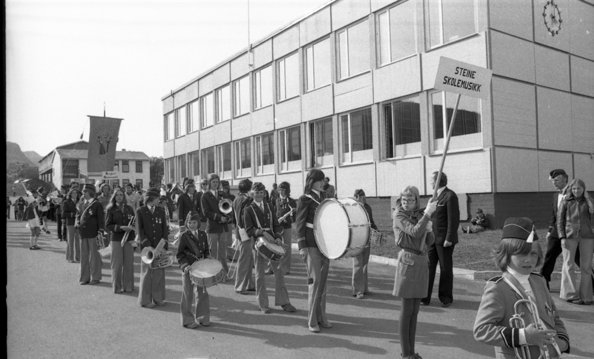Sør-Troms og Vesterålens 19. skolemusikkstevne på Sortland 12. og 13 juni. 1976. Ved Sortland videregående skole.