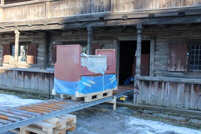 Bildet viser en pall med gjenstander på.