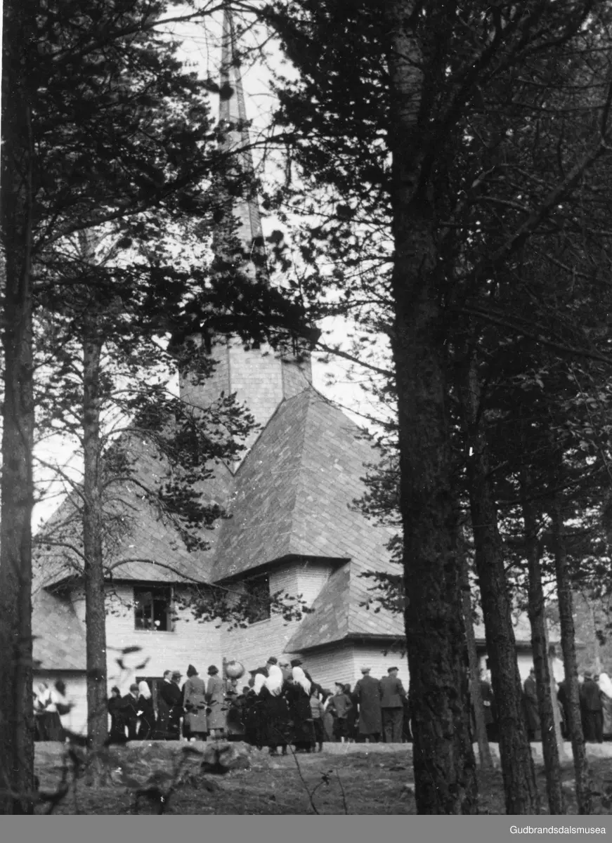 Frå vigslinga av Dombås kyrkje 24. september 1939. Folk samla rundt kyrkja.