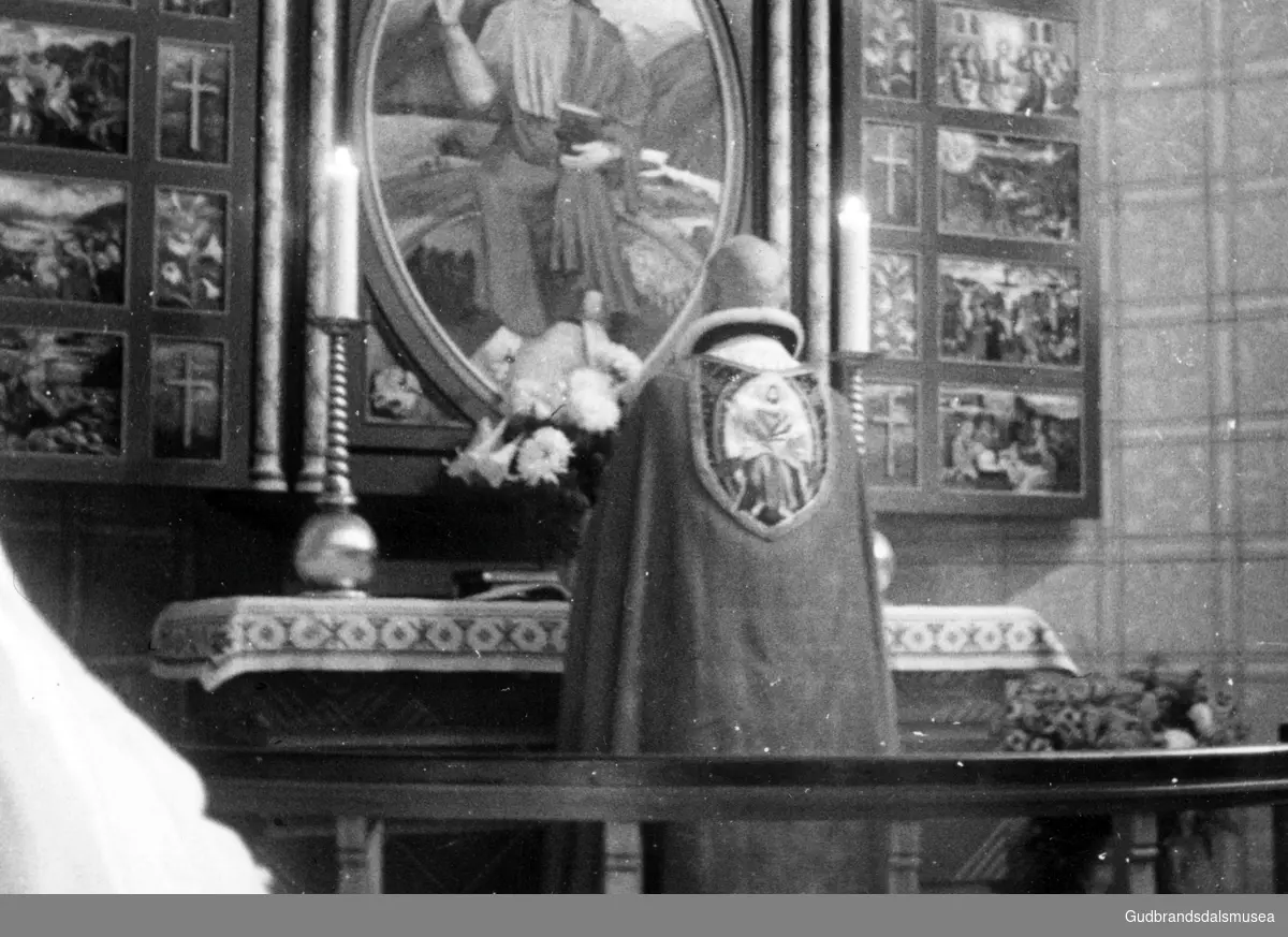 Frå vigslinga av Dombås kyrkje 24. september 1939. Biskop Henrik Greve Hille ved alteret og dei assisterende prestane rundt alterringen.