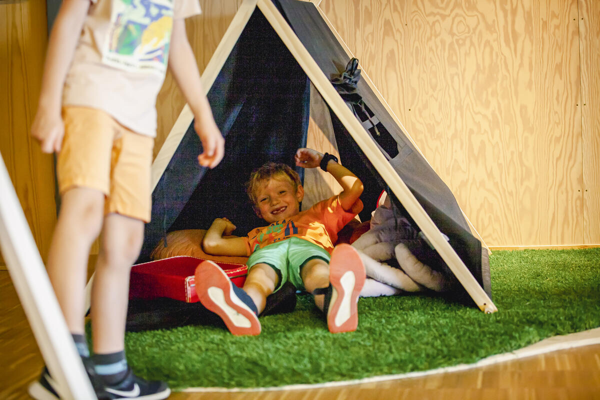 Smilende barn som leker i leketelt