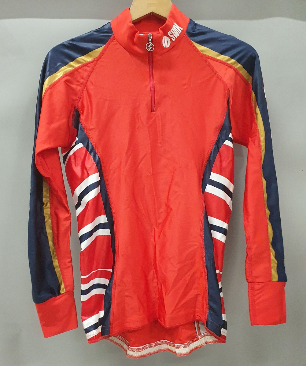 Rød og blå overdel til skidress. 