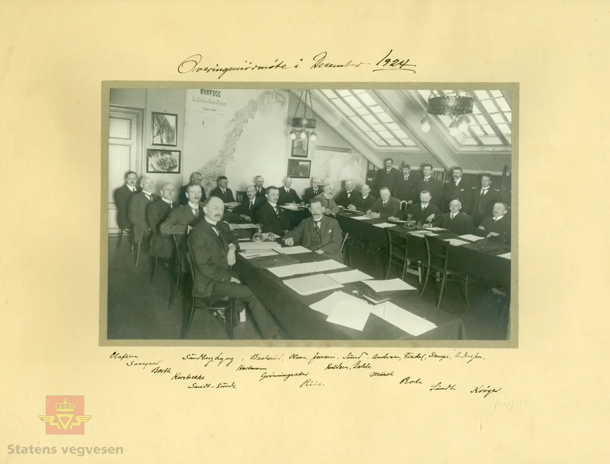 Bilde 1) Bilde fra "Overingeniørmøtet og Veivæsenets jubuilæumsmøte 10. desember 1924."  
Bilde 2) Jubileum i anledning 300 års minne av vår første kjøreveg, og 100 års minne i anledning vår første veglov av 1824. 

Ref. til artikkel "Overingeniørmøtet og Veivæsenets jubileum desember 1924," jfr. "Meddelelser av Veidirektøren," Nr. 53 -november 1924.
Ref. til artikkel "Det Norske Veivæsen 1274 - 1624 - 1824 - 1924," jfr.  "Meddelelser fra Veidirektøren," Nr. 52-oktober 1924.