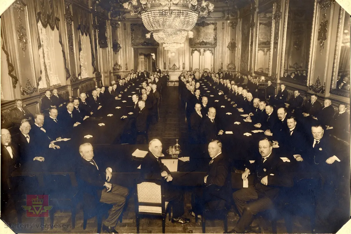 Bilde 1) Bilde fra "Overingeniørmøtet og Veivæsenets jubuilæumsmøte 10. desember 1924."  
Bilde 2) Jubileum i anledning 300 års minne av vår første kjøreveg, og 100 års minne i anledning vår første veglov av 1824. 

Ref. til artikkel "Overingeniørmøtet og Veivæsenets jubileum desember 1924," jfr. "Meddelelser av Veidirektøren," Nr. 53 -november 1924.
Ref. til artikkel "Det Norske Veivæsen 1274 - 1624 - 1824 - 1924," jfr.  "Meddelelser fra Veidirektøren," Nr. 52-oktober 1924.