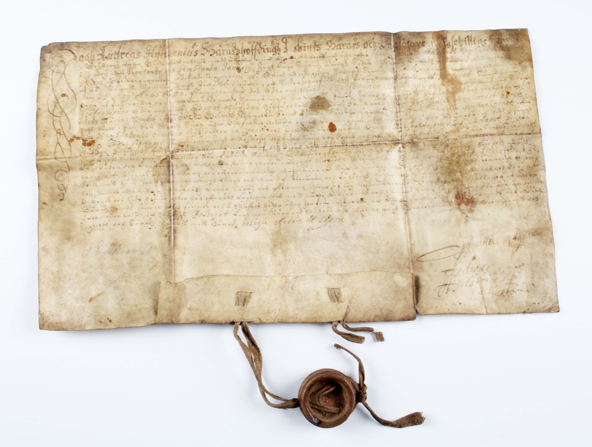 Fastebrev (pergamentbrev). Utfärdat av tingsrätten i Marks härad, Skene, år 16?3 (troligen efter 1650), rörande 5 pund smörränta för Andreas Hylthenius. En sigillkapsel i trä utan sigill medföljer (en saknas).

Pergament är ett skrivmaterial, framställt av djurskinn. Detta genom att hår och köttrester avlägsnas från skinnet som därefter slipas och skrapas tills det är lagom tjockt. (Wikipedia)