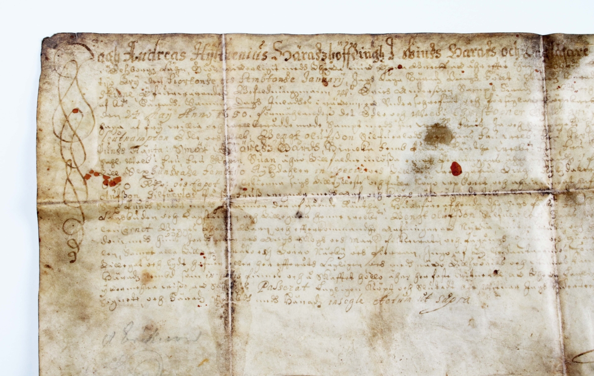 Fastebrev (pergamentbrev). Utfärdat av tingsrätten i Marks härad, Skene, år 16?3 (troligen efter 1650), rörande 5 pund smörränta för Andreas Hylthenius. En sigillkapsel i trä utan sigill medföljer (en saknas).

Pergament är ett skrivmaterial, framställt av djurskinn. Detta genom att hår och köttrester avlägsnas från skinnet som därefter slipas och skrapas tills det är lagom tjockt. (Wikipedia)