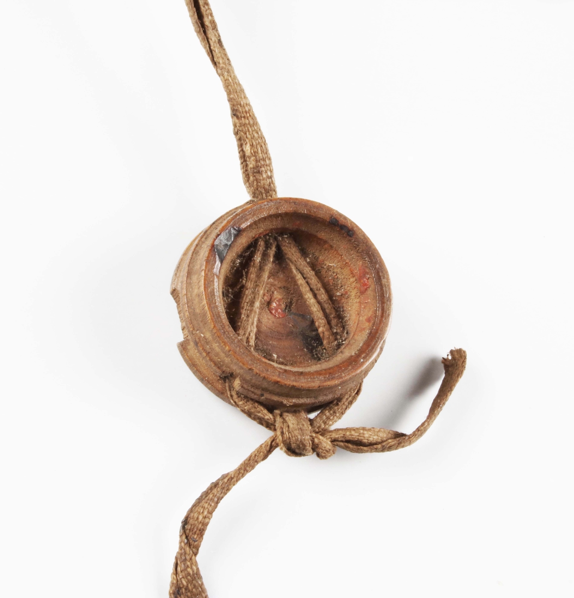 Fastebrev (pergamentbrev). Utfärdat av tingsrätten i Marks härad, Skene, år 16?3 (troligen efter 1650), rörande 5 pund smörränta för Andreas Hylthenius. En sigillkapsel i trä utan sigill medföljer (en saknas).

Pergament är ett skrivmaterial, framställt av djurskinn. Detta genom att hår och köttrester avlägsnas från skinnet som därefter slipas och skrapas tills det är lagom tjockt. (Wikipedia)