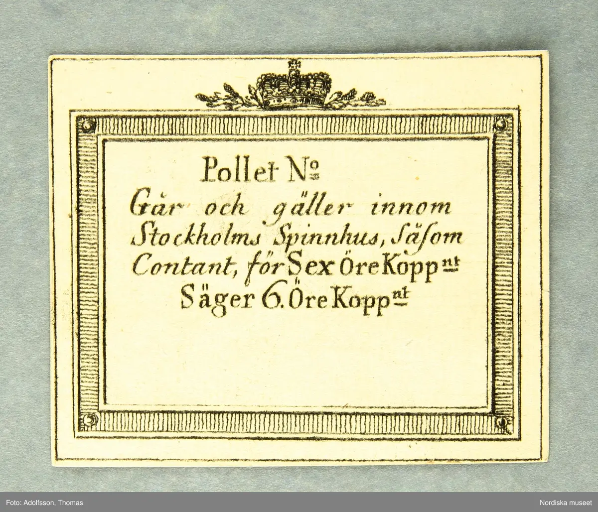 Huvudliggaren:
"Polletter. 'Går och gäller innom Stockholms Spinnhus, såsom Contant.'
a. för Halft Öre Kopp/nt.
b. för Ett Öre Kopp/nt.
c. för Två Öre Kopp/nt.
d. för Fem Öre Kopp/nt.
e. för Sex Öre Kopp/nt.
f. för Sexton Öre Kopp/nt.
g. för Tjugufyra Öre Kopp/nt.
h. för En Daler Kopp/nt.
Gm byte med ingeniör John Linder 16/12 1895."