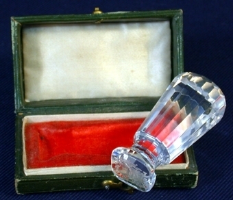 Material 1: Kristall.
Material 3: Sammet.
 :1 Sigill i genomskinligt glas, konisk forn, slipade yta och kanter. Stämpelytan är platt med ett utskuret märke som liknar två vapensköldar med en krona över. Det ena vapnet har en figur som liknar en hjort, det andra figurer som liknar en slottsbyggnad. 
   :2 Ask med lock i grönfärgad hårdpapp, att förvara sigillet i. Lockets insida är stoppad och klädd med vitt, blankt tyg.  Bottendelens insida består av papp utskuren i sigillets form, klädd med sammet, för att hålla sigillet på plats i asken. Locket sitter fast i bottendelen med hjälp av ett gångjärn. Asken knäpps igen med hjälp av en krok som stoppas in i en märla. På lockets ovansida står stämplat med guldbokstäver: "M.O." Längd: 77 mm, bredd: 42 mm, höjd: 24 mm.