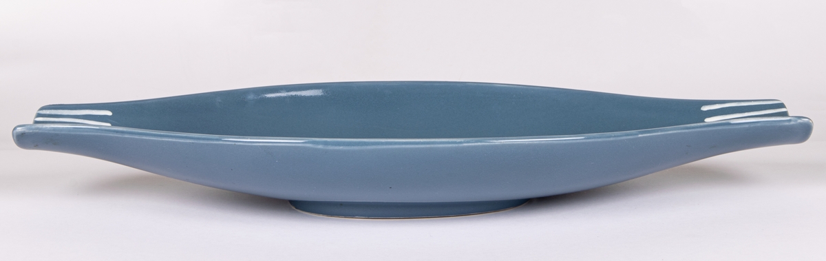 Skål i flintgods, modell M20 av Lillemor Mannerheim, formgiven 1957. Grå glasyr med vita ränder vid kortsidorna.