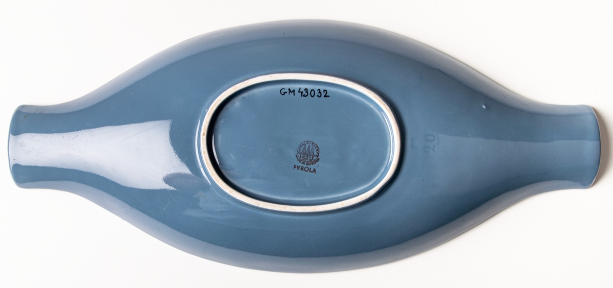 Skål i flintgods, modell M20 av Lillemor Mannerheim, formgiven 1957. Grå glasyr med vita ränder vid kortsidorna.