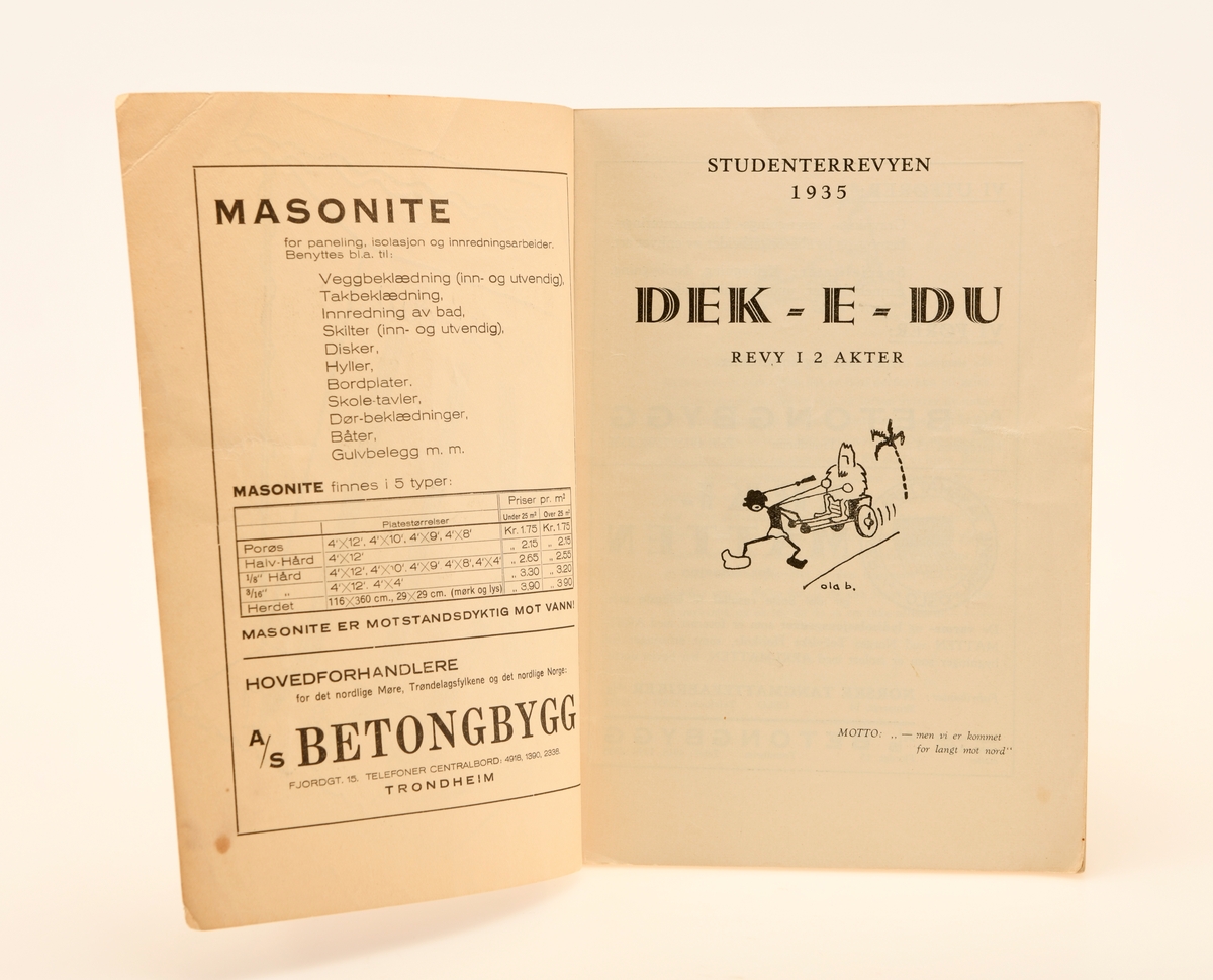 Programhefte for Dek-e-du, UKA fra 1935. Heftet inneholder selve programmet for UKA, en rekke sangtekster og reklamer fra diverse sponsorer. På forsiden ser vi 3 mindre figurer som skygger over noe som kan minne om en foldet billett. Skyggene figurene lager former XII som skal symbolisere at dette var den tolvte UKA, i dag reines den dog som den tiende UKA. Over skyggen står tittelen for studenteruka i 1935 "Dek-e-du". Den foldede billetten holdes tilsynelatende oppe av en nål med en trå som danner en spiral rundt den. Heftet er på totalt 72 sider.