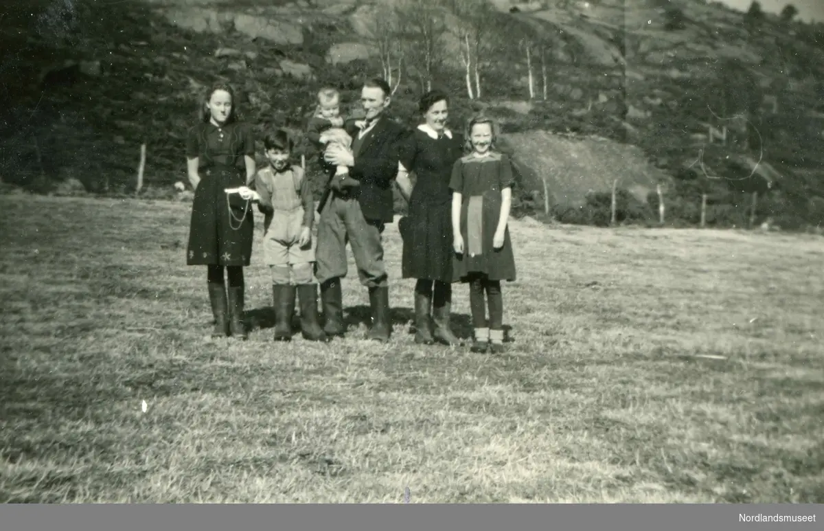 Familiebilde av Asbjørg og Wilhelm Kristensen med fire av ungene.