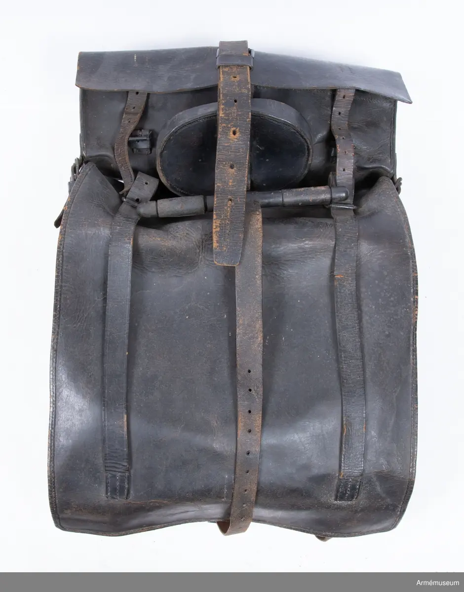 Grupp C II.
Ränsel av läder med en fastspänd väska ovanpå samt hållare för en dricksflaska m/1848.