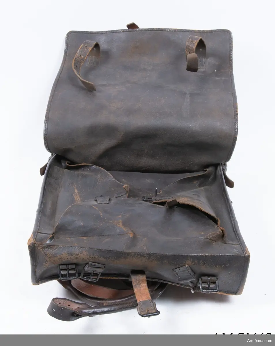 Grupp C II.
Ränsel av läder med en fastspänd väska ovanpå samt hållare för en dricksflaska m/1848.