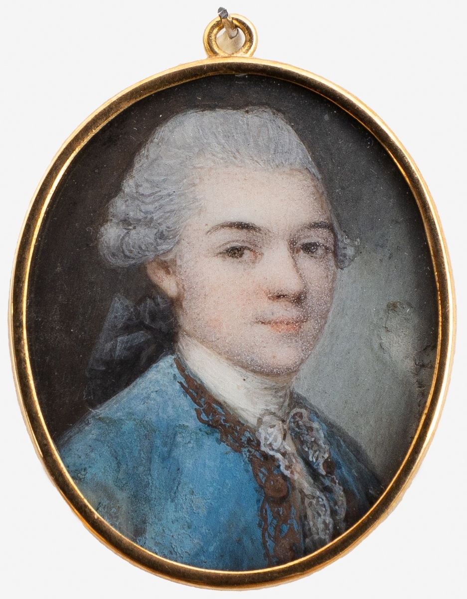 Bröstbild i halvprofil höger av en ung småleende man i peruk och ljusblå rock.
