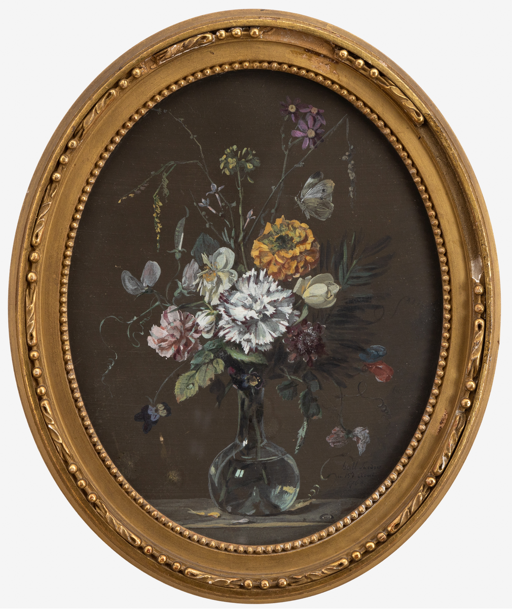 En bukett blommor med fjärilar står i en vas av glas. Vasen är skålformad med hög hals. Bakgrunden gråbrun. Begynnelsebokstäverna på blommornas franska namn bildar namnen på Madame Halls systerdöttrar.