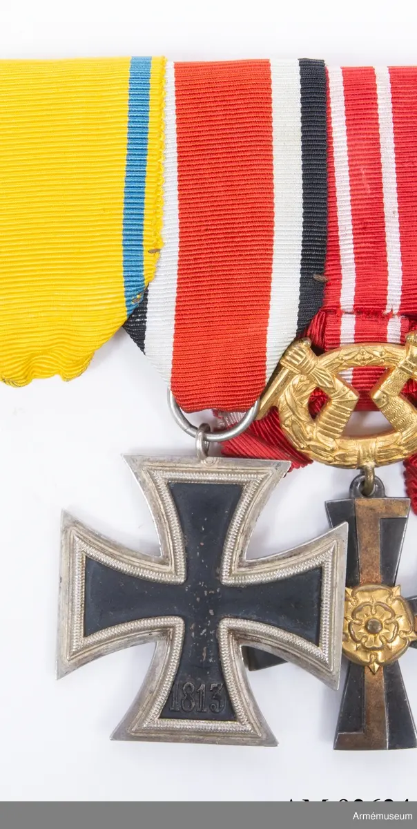 Grupp: M II.
"1813", "1939".
Järnkorset är monterat bak- och-fram i medaljspännet, sannolikt för att dölja svastikan.