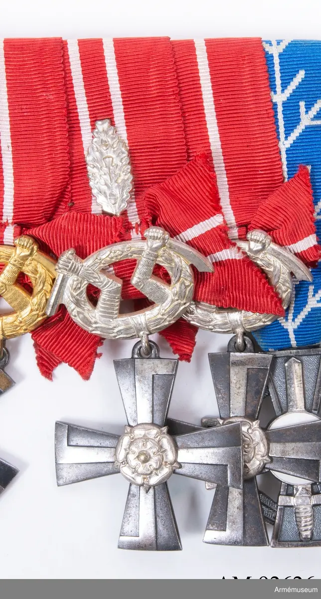 Grupp: M II.
Frihetskors, 4 klass, med svärd och eklöv. 1941.