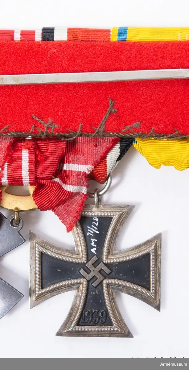 Grupp: M II.
"1813", "1939".
Järnkorset är monterat bak- och-fram i medaljspännet, sannolikt för att dölja svastikan.