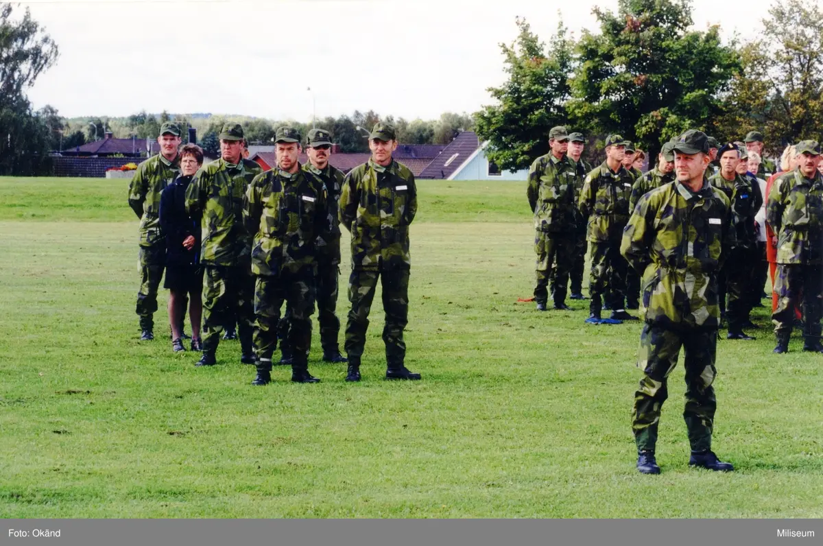 Garnisonsenheten med enhetschefen Jan Kullander framför truppen.
Första ledet fr.v. Jonas Wassborg och Per-Olof Bjarnbäck.
Andra ledet fr.v. Lennart Axelsson och Dan Ahlström.
Civila damen är Brith Vretby och bakom henne Sven Rylander.