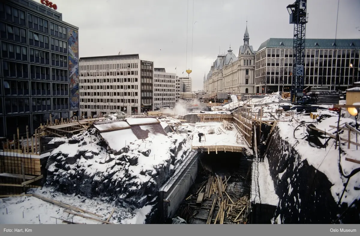 gateløp, anleggsarbeid, bygging av Nationaltheatret jernbanestasjon, anleggsarbeidere, tunnel, forskalling, kran, kontorbygninger, Victoria terrasse, snø
