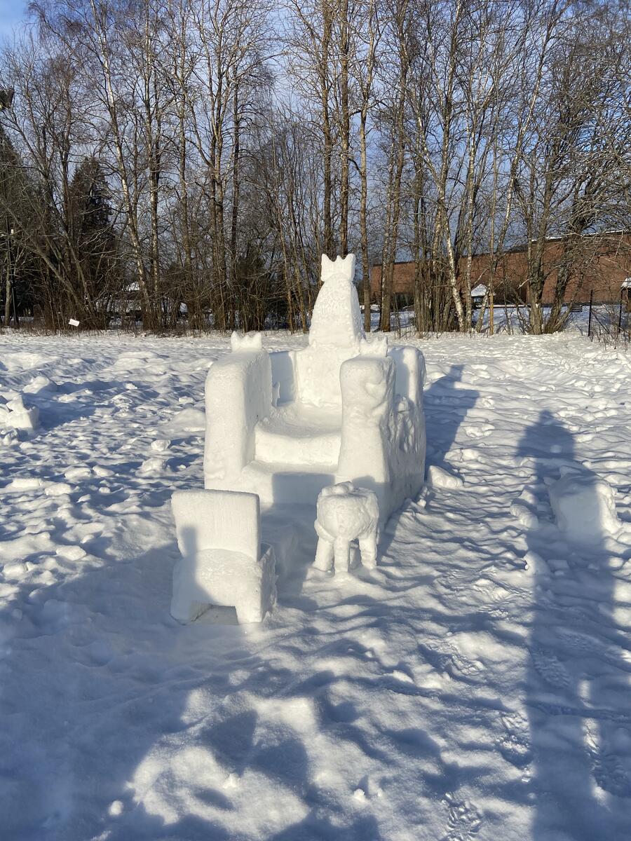 Snøkunst, stol laget av skoleelever på besøk på temadagen Snøkunst