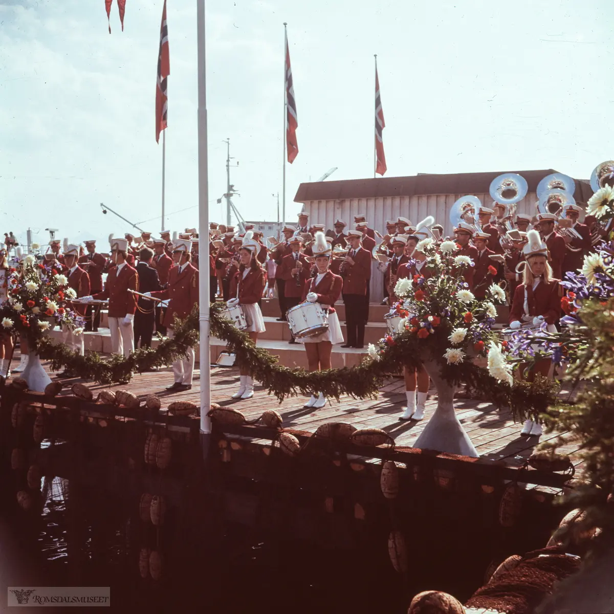 Dronning Elizabeth II og Kong Olav V og deres familier under feriebesøket i Romsdal 9.august.