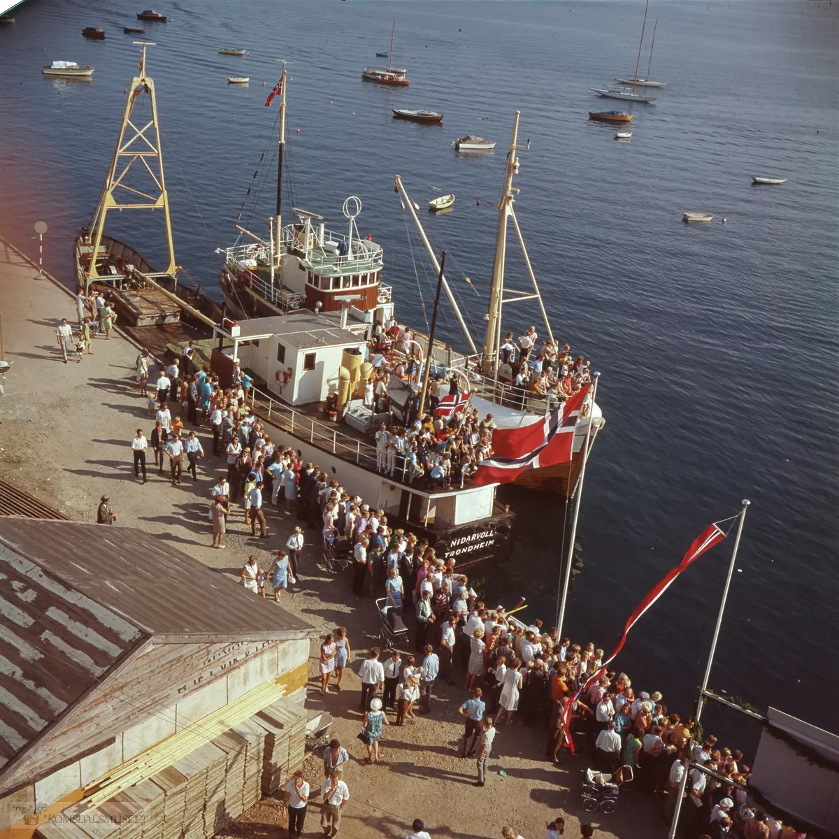 Dronning Elizabeth II og Kong Olav V og deres familier under feriebesøket i Romsdal 9.august.