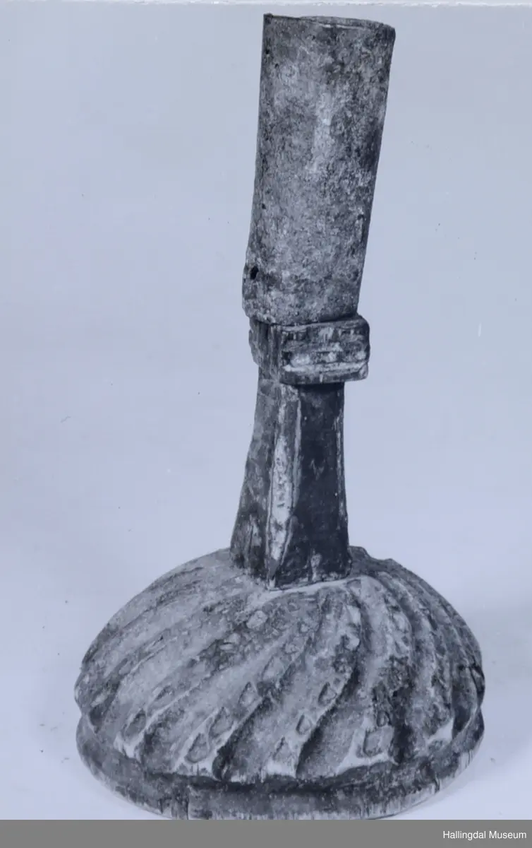 Blå, rund. Hvelvet forplate med skrå rifler, firkantet skaft, sylindrisk lyspipe av jern.
R.B.S.