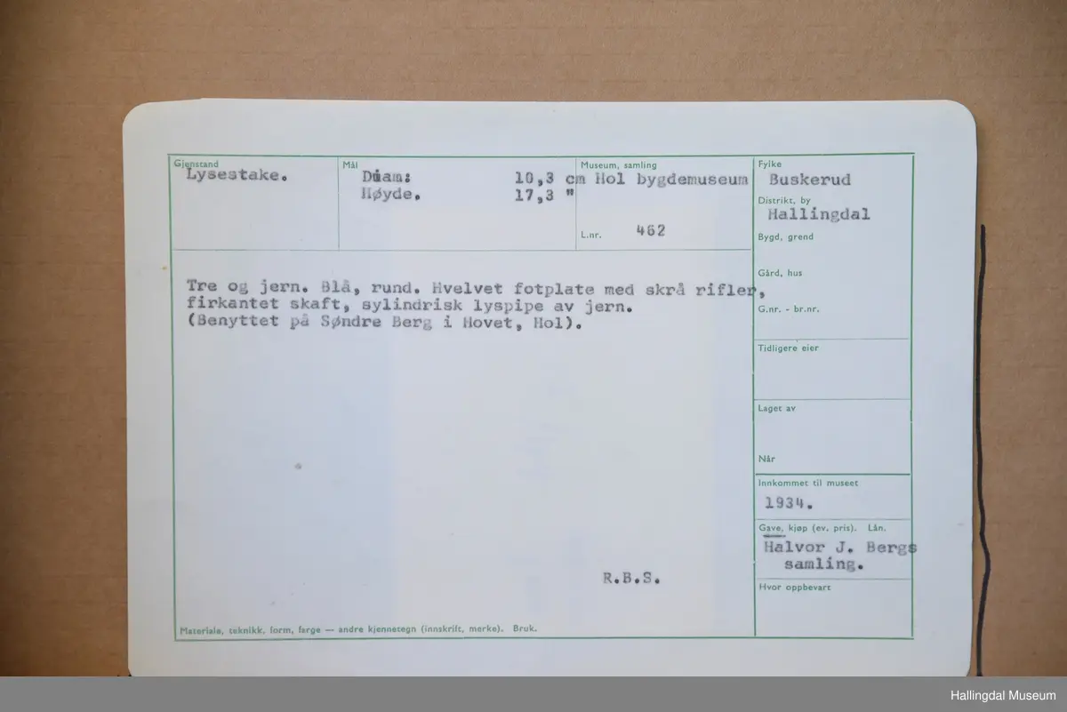 Blå, rund. Hvelvet forplate med skrå rifler, firkantet skaft, sylindrisk lyspipe av jern.
R.B.S.