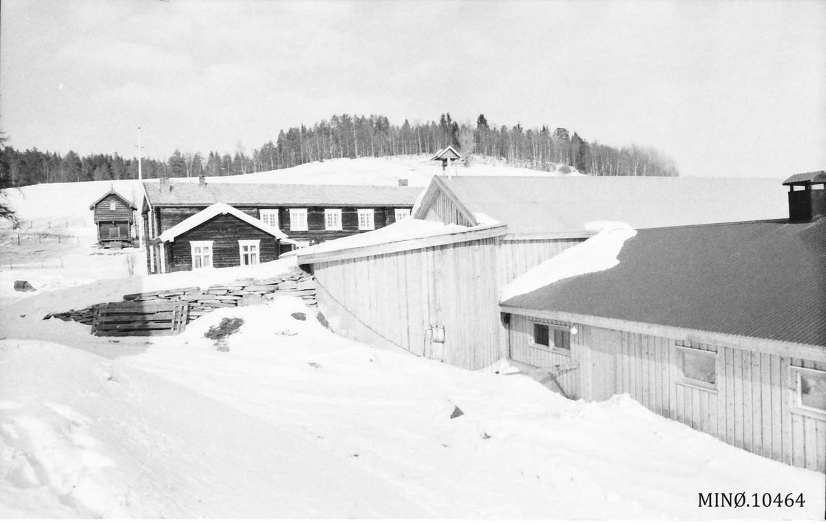 Fjøs, bolighus, stabbur. 