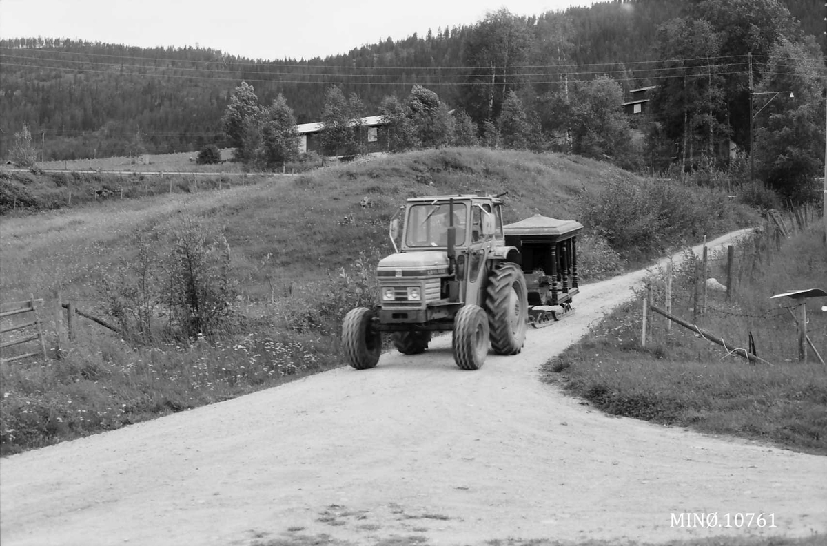 Traktor (transport av likvogn). 