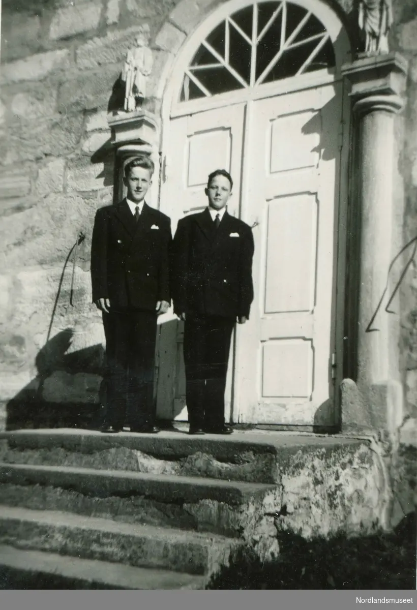 Konfirmasjon i Steigen kirke i 1949.  To konfirmanter på kirketrappa. Fra venstre: Villy Kristensen (f. 1935) og Jan Kristensen