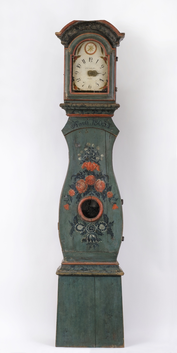 Golvur daterat 1805, originalmålning enligt tradition målat av Hans Wikström (1759–1833). Golvuret kommer ursprungligen från Österfärnebo.
Senare urverk med väckarklocka, målad urtavla signerad ”Eric Mats.Son. Mora.”, sannolikt urtavlemålaren Kånå Eric Matsson (1831-1886) från Östnor.