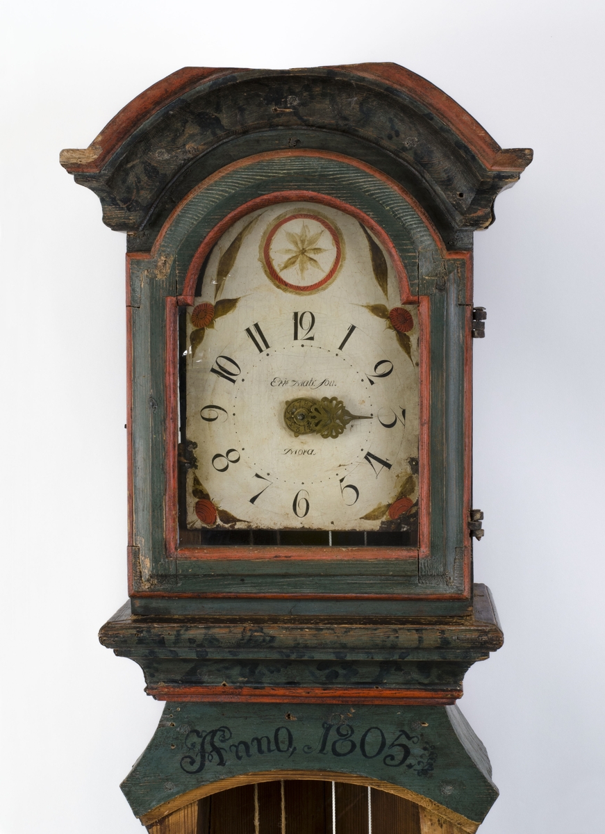 Golvur daterat 1805, originalmålning enligt tradition målat av Hans Wikström (1759–1833). Golvuret kommer ursprungligen från Österfärnebo.
Senare urverk med väckarklocka, målad urtavla signerad ”Eric Mats.Son. Mora.”, sannolikt urtavlemålaren Kånå Eric Matsson (1831-1886) från Östnor.