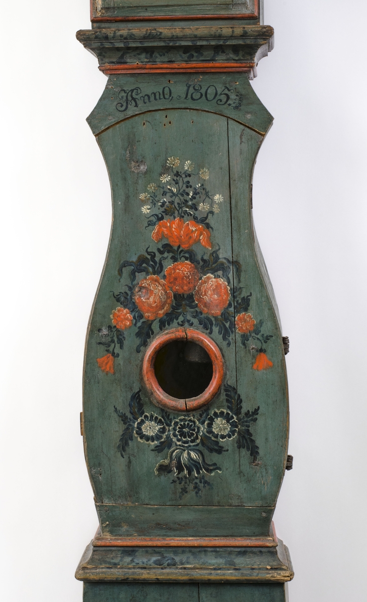 Golvur daterat 1805, originalmålning enligt tradition målat av Hans Wikström (1759–1833). Golvuret kommer ursprungligen från Österfärnebo.
Senare urverk med väckarklocka, målad urtavla signerad ”Eric Mats.Son. Mora.”, sannolikt urtavlemålaren Kånå Eric Matsson (1831-1886) från Östnor.