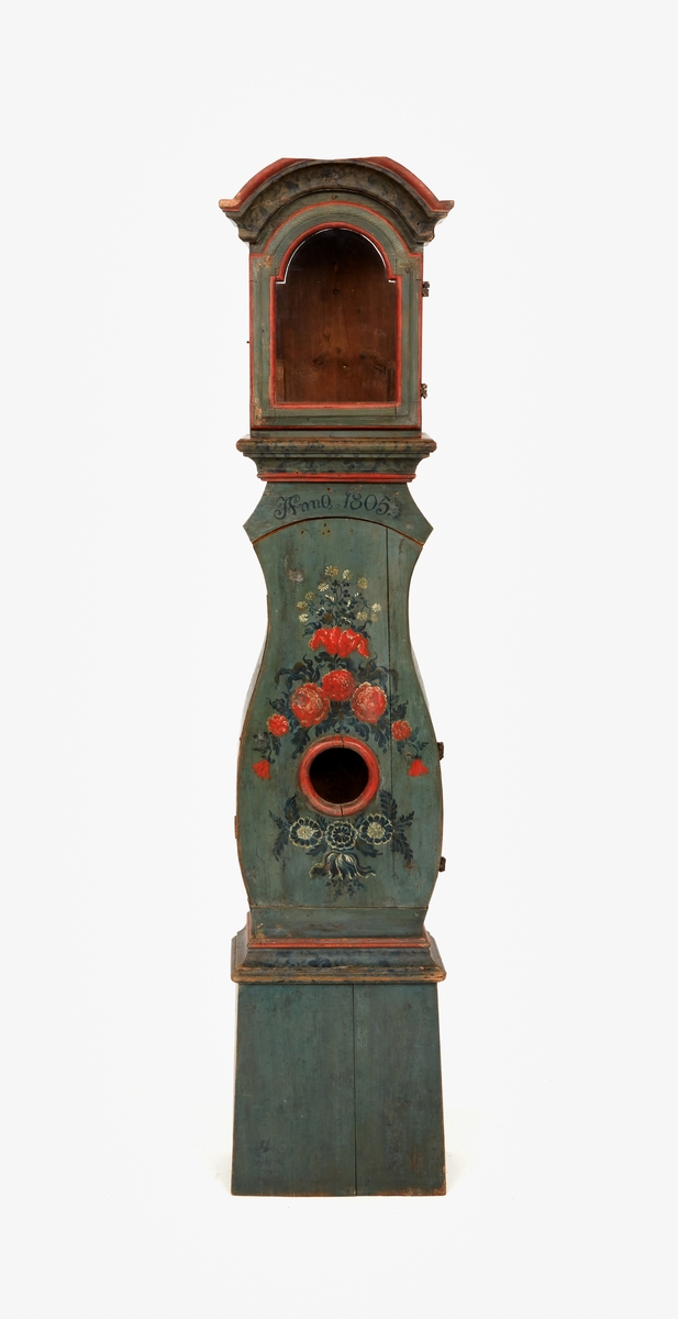 Golvur daterat 1805, originalmålning enligt tradition målat av Hans Wikström (1759–1833). Golvuret kommer ursprungligen från Österfärnebo.
Senare urverk med väckarklocka, målad urtavla signerad ”Eric Mats.Son. Mora.”, sannolikt urtavlemålaren Kånå Eric Matsson (1831-1886) från Östnor.