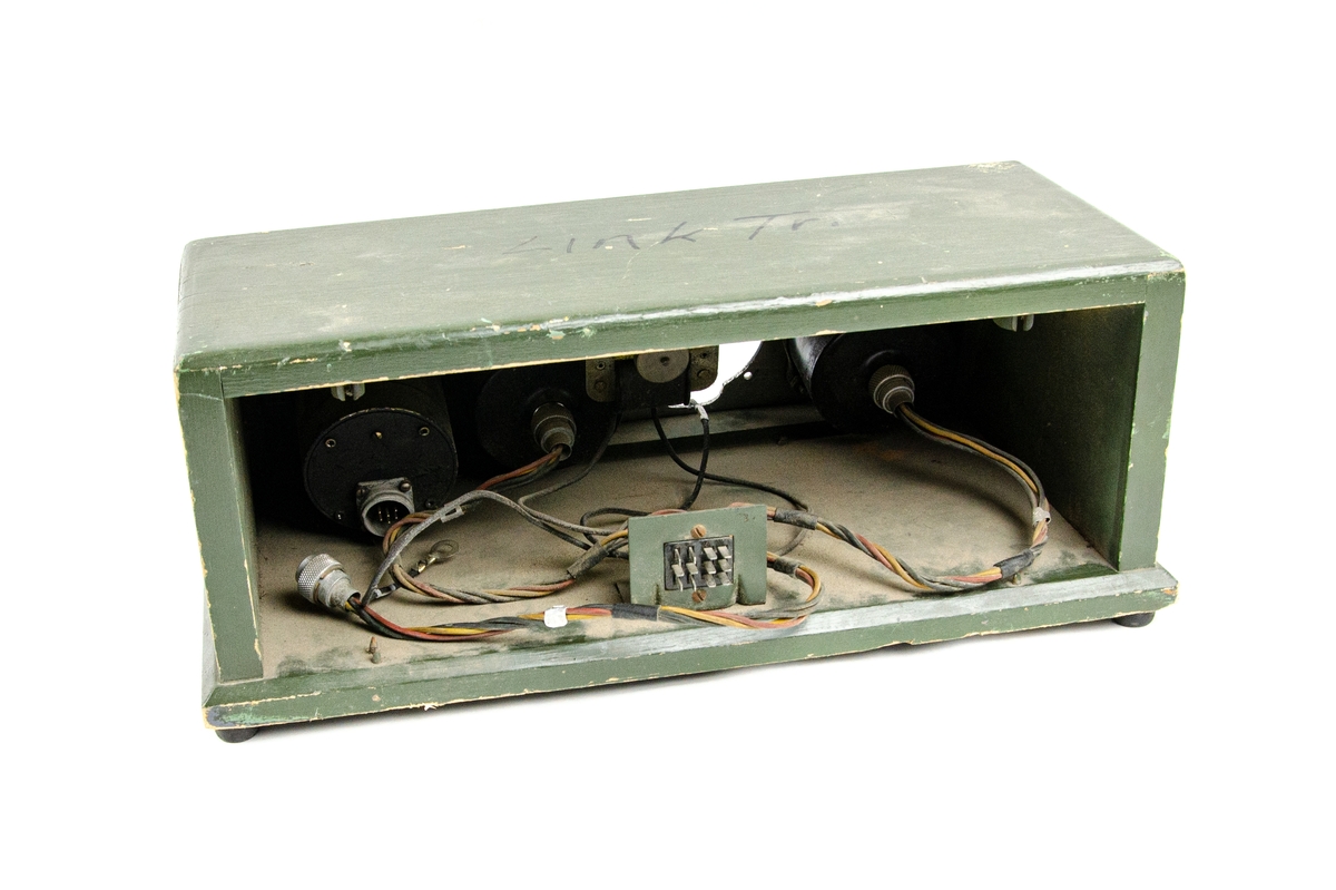 Linktrainer Instrumentpanel, till simulator. Rektangulär trälåda i grönt utförande, instrumentpanelen har fyra mätare varav en av dessa saknas. I utbildningssyfte.