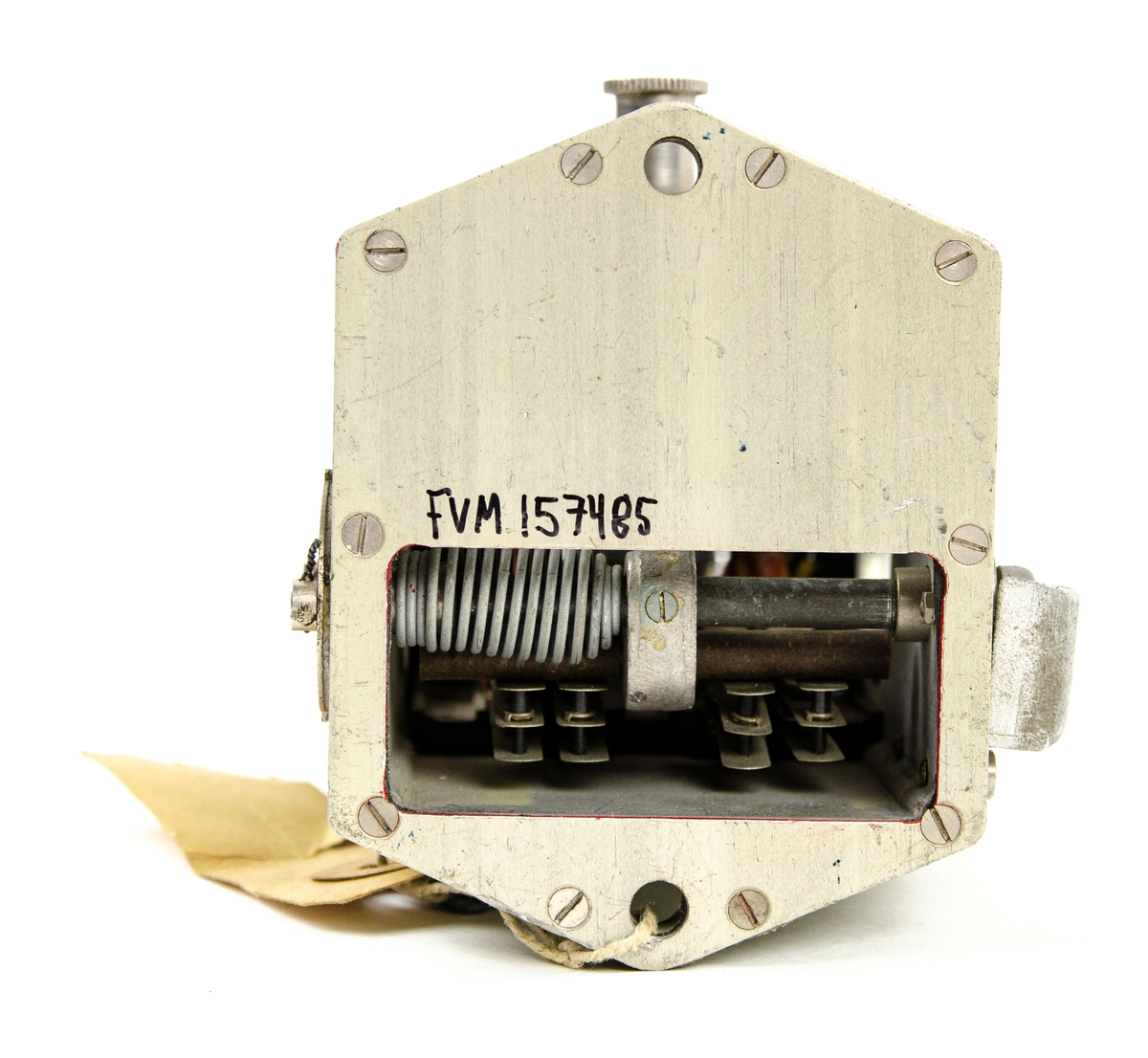Kraschströmbrytare, typ Graviner 900/H 6262. Rektangulärformad box av grönfärgad metall och svart bakelit. Reglage i silvrig metall. Uppskuren för undervisning, med plexiglasdetaljer. Tillverkad av Graviner Manufacturing Co. Ltd., Poyle Mill Works, Colnbrook, Bucks, England.