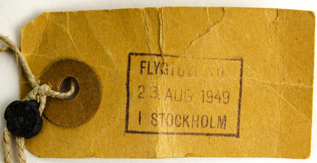 Kraschströmbrytare, typ Graviner 900/H 6262. Rektangulärformad box av grönfärgad metall och svart bakelit. Reglage i silvrig metall. Uppskuren för undervisning, med plexiglasdetaljer. Tillverkad av Graviner Manufacturing Co. Ltd., Poyle Mill Works, Colnbrook, Bucks, England.