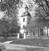 Högsjö gamla kyrka, sommar. Kyrkan invigdes 1789. Byggmästaren var Simon Geting från Sundsvall efter ritningar av Per Hagmansson bosatt i Sundsvall. Bildhuggaren till en del inredning är Pehr Westman från Hemsön. Predikstolen och altaruppsättningen i den nyklassicistiska stilen är Olof Hofréns arbete. Orgel tillverkades av J.G. Ek från Härnösand. Olof Hofrén fick i uppdrag att måla, ornera och förgylla orgelfasaden. Altartavlan föreställande korset på Golgatan är en målning av Sven Linnborg från början av 1900-talet.