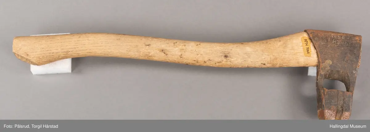 Merkeøks som har vært i bruk i Drammensvassdraget v/Skugsnes. Med merke som har tilhørt Vikersund sag og høvl (Holmens Brug).