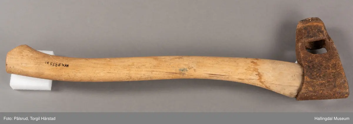 Merkeøks som har vært i bruk i Drammensvassdraget. Med merke som har tilhørt Gulskogen Tømmer A/S.