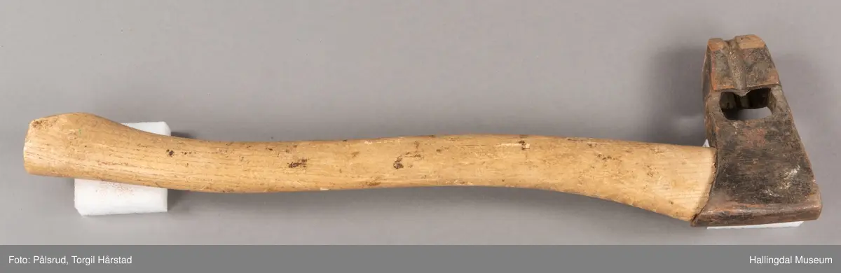 Merkeøks som har vært i bruk i Drammensvassdraget v/Skugsnes. Med merke som har tilhørt Vikersund sag og høvl (Holmens Brug).