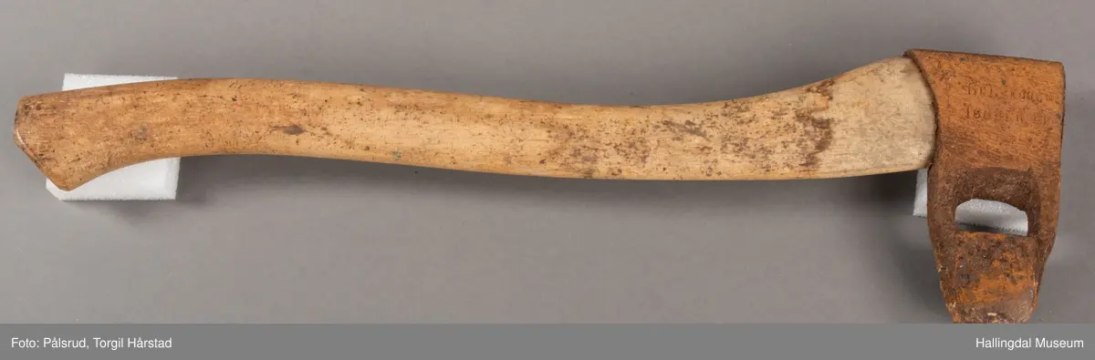 Merkeøks som har vært i bruk i Drammensvassdraget. Med merke som har tilhørt Gulskogen Tømmer A/S.