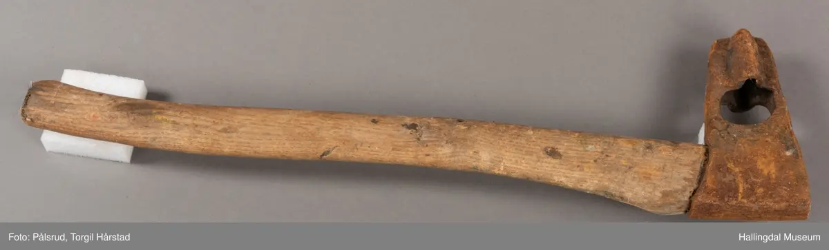 Merkeøks som har vært i bruk i Drammensvassdraget. Med merke som har tilhørt Holmen-Hellefos A/S.