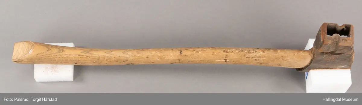 Merkeøks som har vært i bruk i Drammensvassdraget v/Skugsnes. Med merke som har tilhørt Vikersund sag og høvl (Holmens Brug).