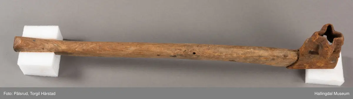 Merkeøks som har vært i bruk i Drammensvassdraget. Med merke som har tilhørt Holmen-Hellefos A/S.